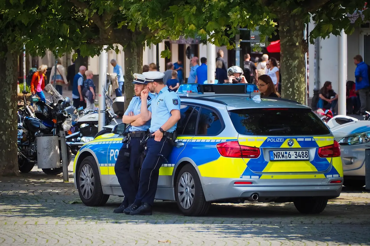 Poliisiauto pysäköitynä metsän reunalle Kuortaneella.