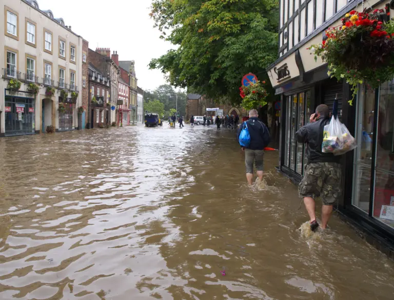 Flood waters rising (1178)