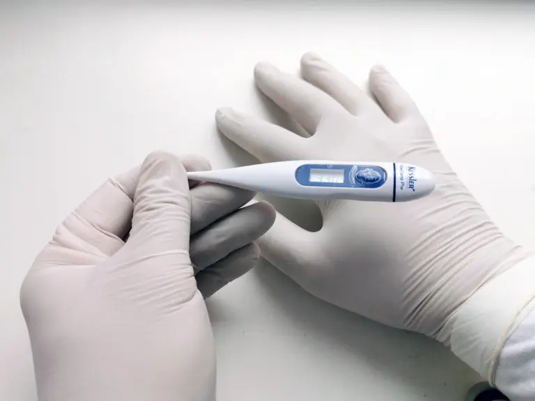 Shamonda-virus, laboratoriossa tutkittavana, ympärillä välineitä ja näytteitä.